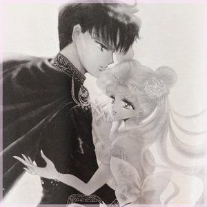 UNIQLO Sailor Moon Crop Tee